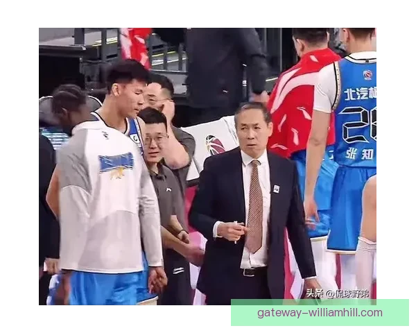 两大国手回归难挽败局，许利民陷困境，北京男篮一战损失惨重_4zxepl26